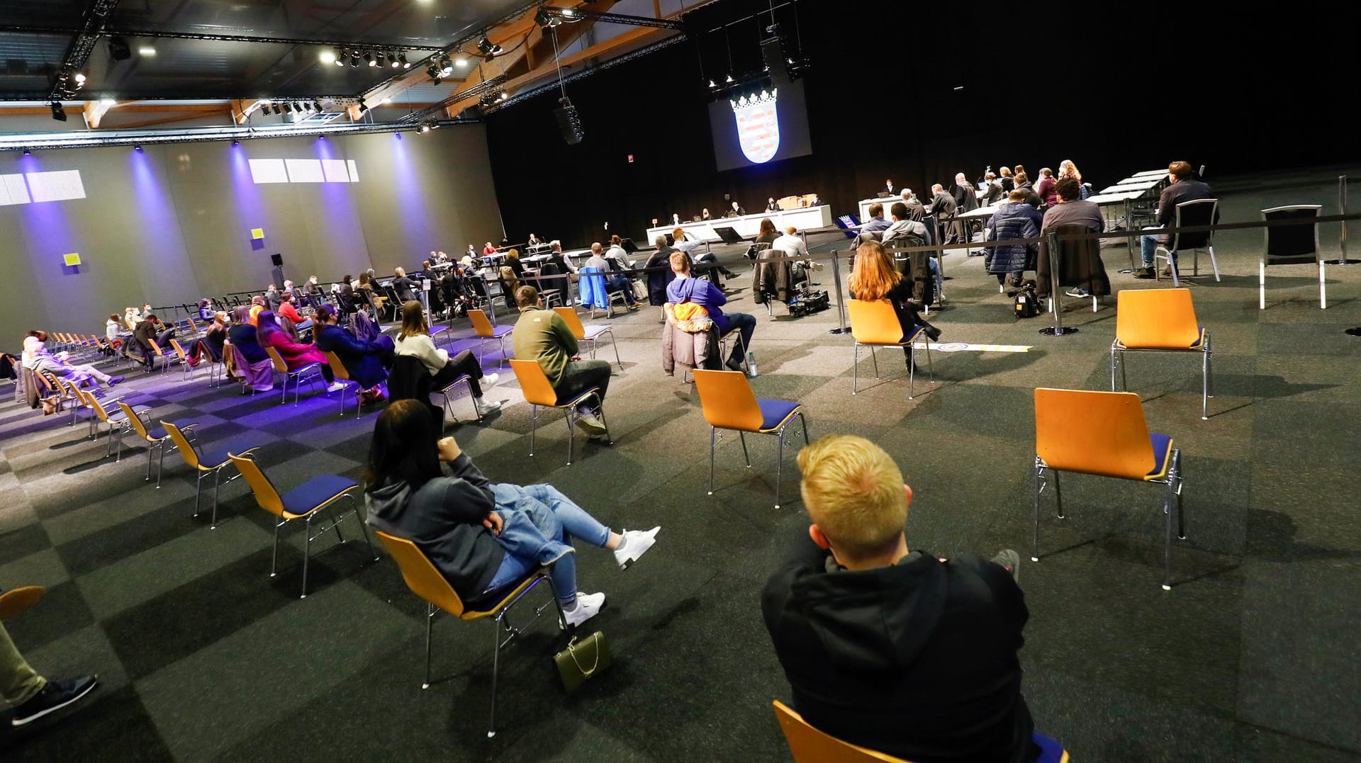 Prozessbeginn in den Kasseler Messehallen: Wegen des erwarteten großen öffentlichen Interesses und der Abstandsregelungen wurden die ersten Verhandlungen in größere Räume verlegt.