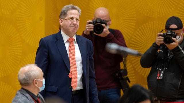 Hans-Georg Maaßen (CDU) in der Wahlkreisvertreterversammlung der CDU-Kreisverbände in Südthüringen nach der gewonnenen Abstimmung. Hans-Georg Maaßen (CDU) in der Wahlkreisvertreterversammlung der CDU-Kreisverbände in Südthüringen nach der gewonnenen Abstimmung.
