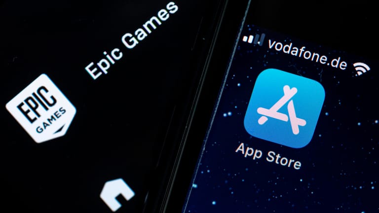 Das Logo von Apples App Stores neben dem Logo des Epic Games Store: In den USA beginnt am Montag der Prozess zwischen dem iPhone-Hersteller und dem Spieleentwickler.