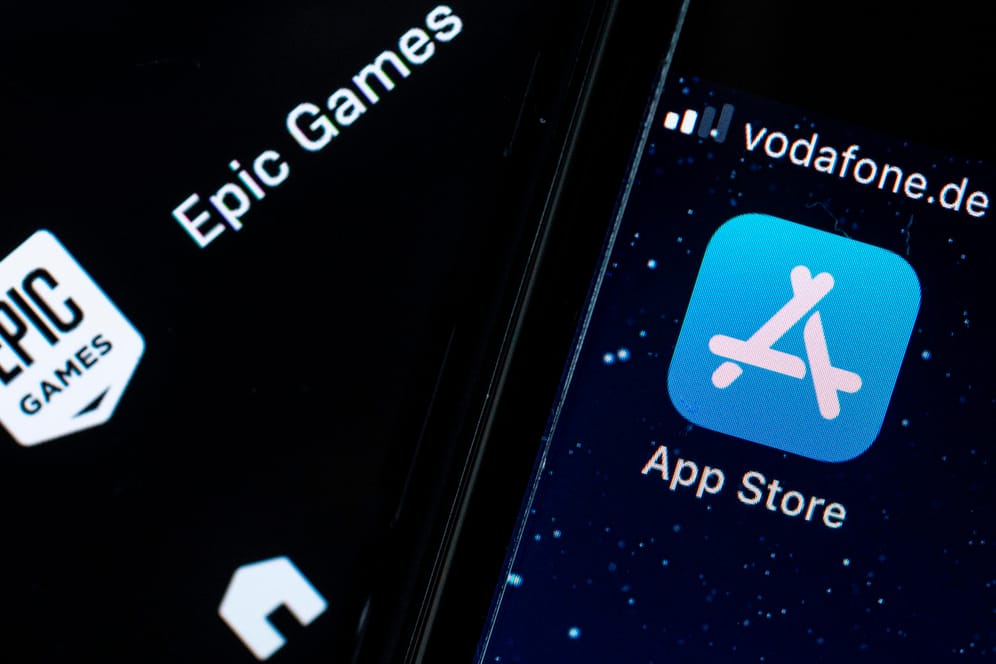 Das Logo von Apples App Stores neben dem Logo des Epic Games Store: In den USA beginnt am Montag der Prozess zwischen dem iPhone-Hersteller und dem Spieleentwickler.