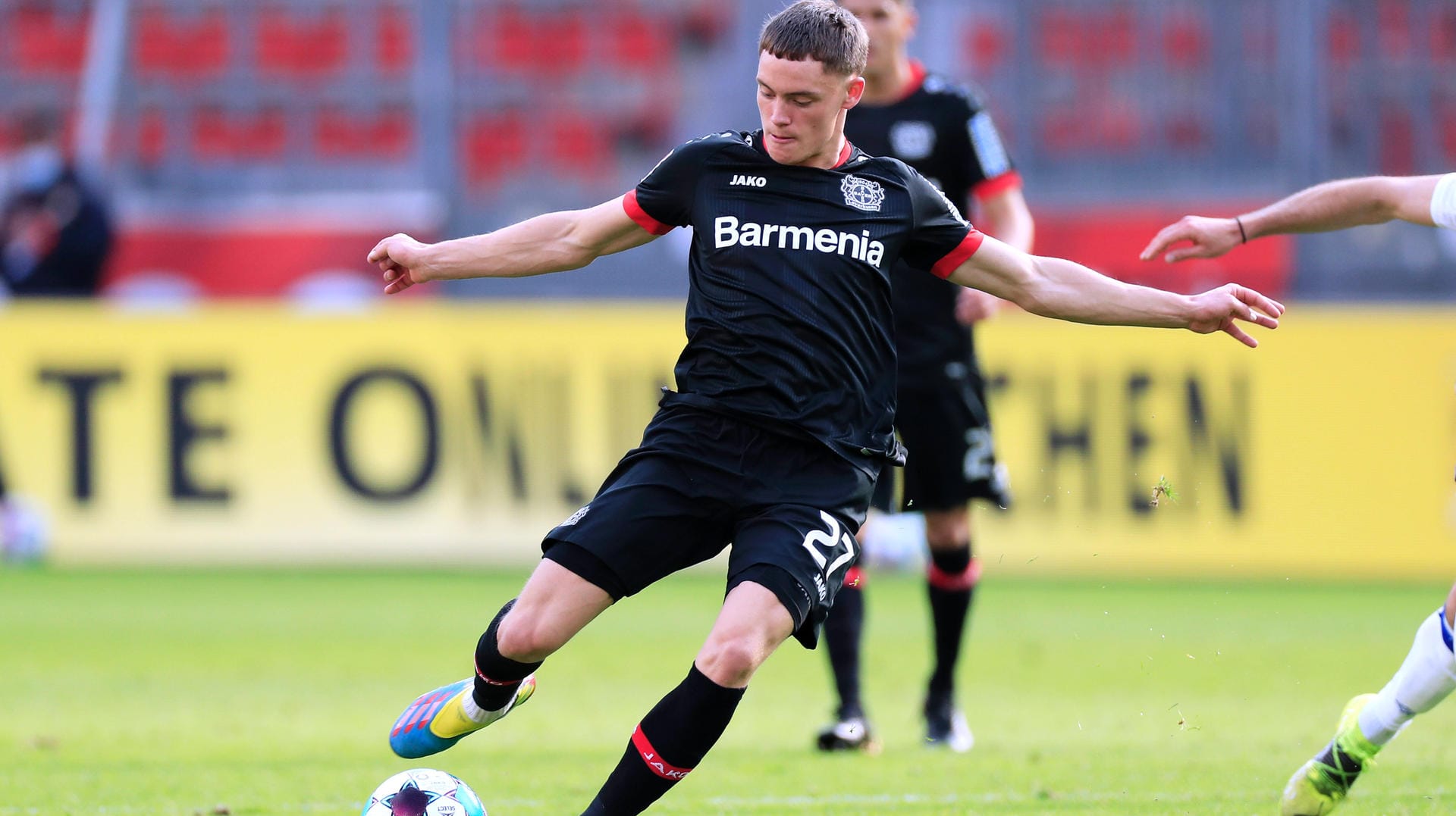 Florian Wirtz hat seinen Kontrakt in Leverkusen verlängert. Florian Wirtz hat seinen Kontrakt in Leverkusen verlängert.