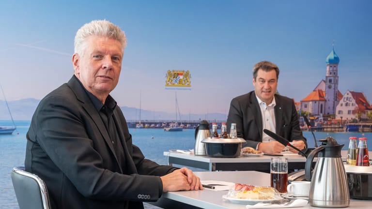 Dieter Reiter (l, SPD), Oberbürgermeister von München, und Markus Söder (CSU), Ministerpräsident von Bayern, unterhalten sich in der bayerischen Staatskanzlei zur diesjährigen Oktoberfest und zur Volksfest-Saison: Die Wiesn wird auch 2021 nicht stattfinden.