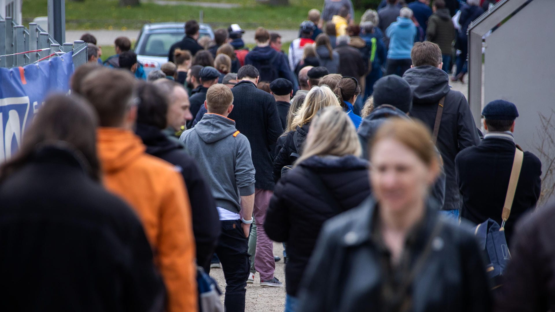 Schwerin: Mehrere Hundert Menschen stehen vor dem Impfzentrum und wollen sich bei einer Sonderimpfaktion ohne Priorität mit dem Astrazeneca-Impfstoff impfen lassen. Schon bald sollen Maßnahmen für vollständig Geimpfte wegfallen.