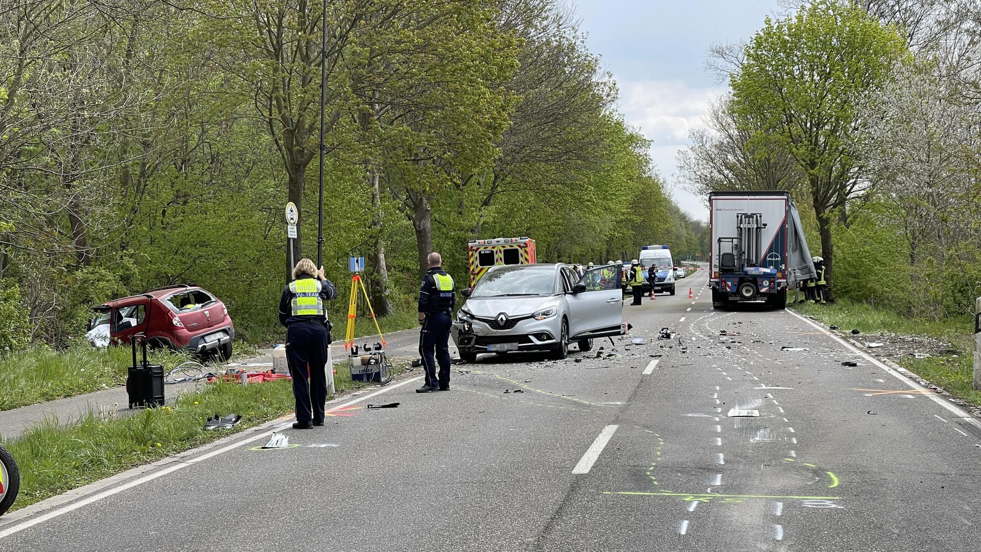 Polizisten stehen an zwei zerstörten Autos: Nahe Kerpen hat es einen schweren Unfall gegeben. Polizisten stehen an zwei zerstörten Autos: Nahe Kerpen hat es einen schweren Unfall gegeben.
