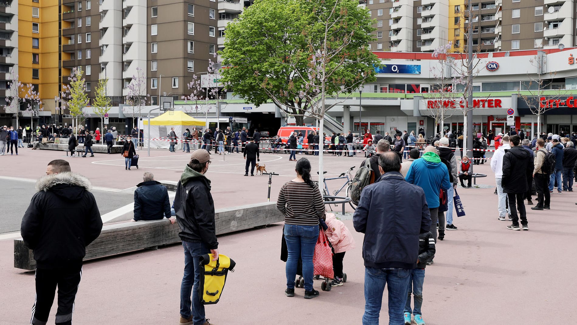 Menschen stehen für eine Impfung mit dem Impfstoff von Moderna an: Die Stadt Köln hat im Stadtteil Chorweiler mit Impfungen in sozialen Brennpunkten begonnen.