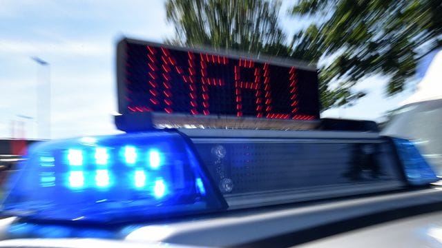 Blaulicht (Symbolbild): Ein Ferrari-Fahrer war mit 300 Stundenkilometer unterwegs und hat einen Unfall gebaut. Blaulicht (Symbolbild): Ein Ferrari-Fahrer war mit 300 Stundenkilometer unterwegs und hat einen Unfall gebaut.