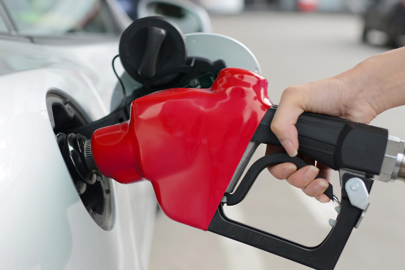 Sprit: Dieselfahrer haben im April von leicht gesunkenen Preisen an der Zapfsäule profitiert.