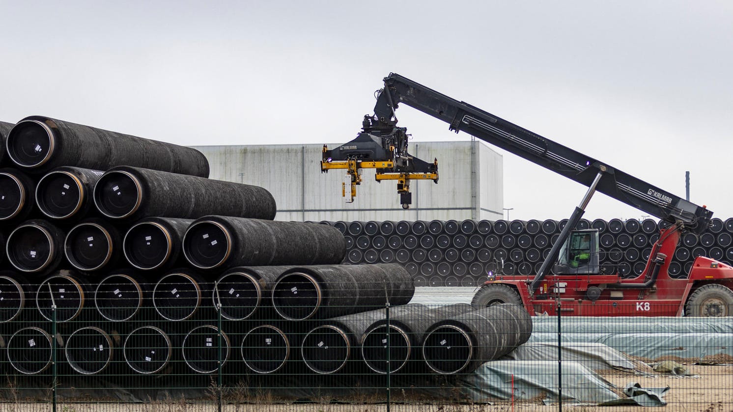 Rohre für Nord Stream 2 (Symbolbild): Pipelinestücke im Faehrhafen Mukran, Mecklenburg-Vorpommern.