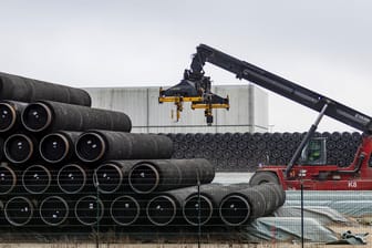 Rohre für Nord Stream 2 (Symbolbild): Pipelinestücke im Faehrhafen Mukran, Mecklenburg-Vorpommern.