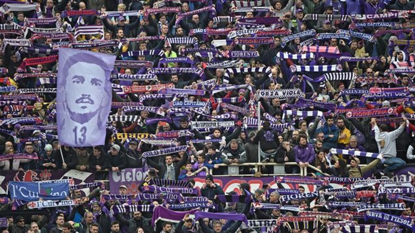 Fans des AC Florenz gedenken des 2018 verstorbenen Fußballers Davide Astori.