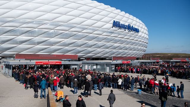 FC Bayern München will künftig seine Eintrittskarten für die Allianz Arena nur noch digital verkaufen. FC Bayern München will künftig seine Eintrittskarten für die Allianz Arena nur noch digital verkaufen.