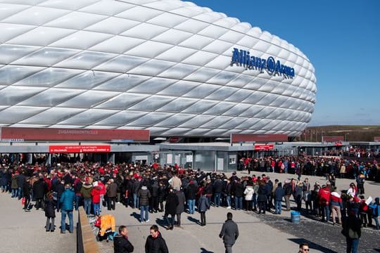 FC Bayern München will künftig seine Eintrittskarten für die Allianz Arena nur noch digital verkaufen.