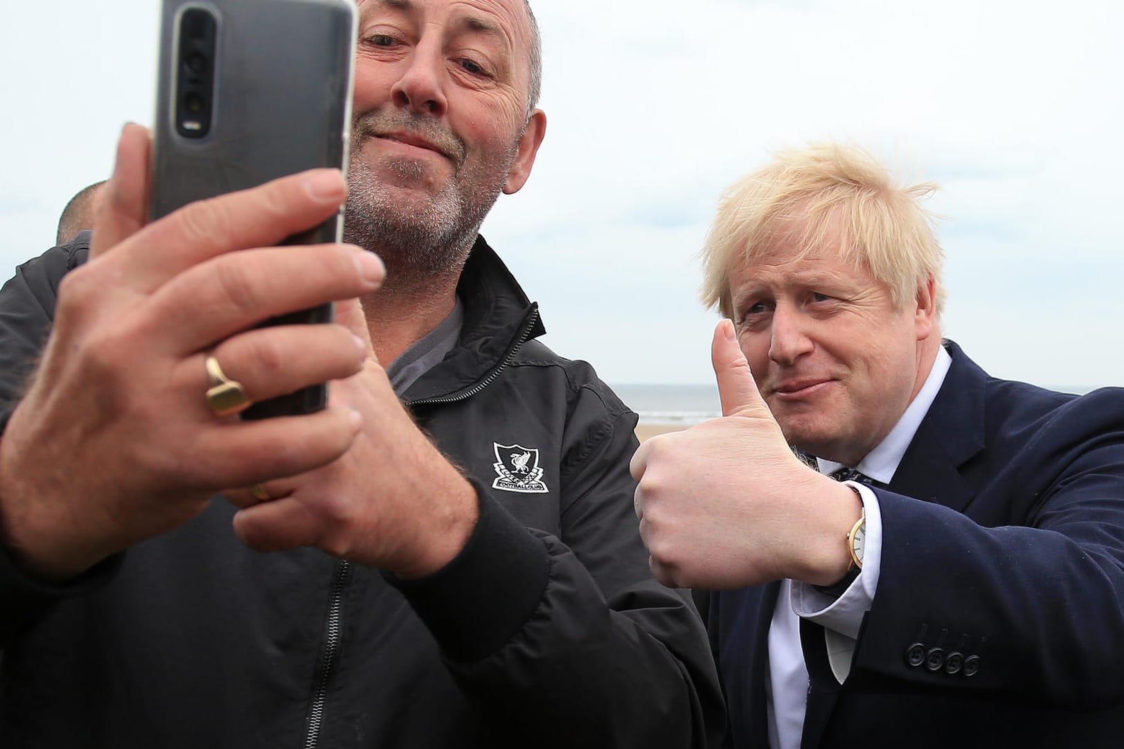 Premierminister Boris Johnson (r) macht bei einem Wahlkampftermin zur Unterstützung der Konservativen Bewerberin Mortimer im Wahlkreis Hartlepool ein Selfie mit einem Unterstützer.
