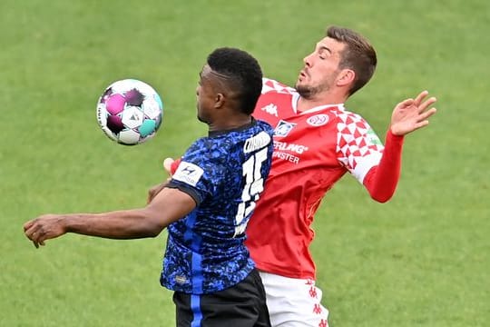 Herthas Jhon Córdoba (l) in Aktion gegen den Mainzer Stefan Bell.