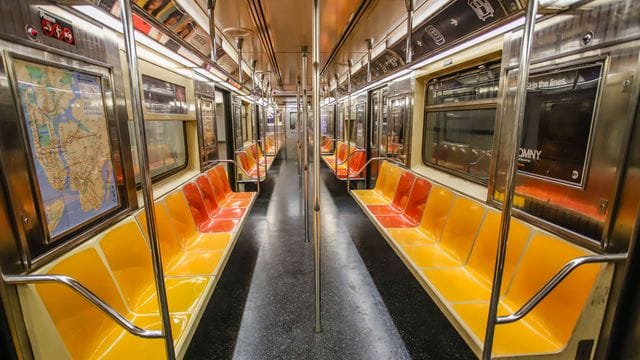 Die Zahl der Fahrgäste in der New Yorker U-Bahn war zu Beginn der Pandemie stark gesunken - zuletzt aber wieder angestiegen. Die Zahl der Fahrgäste in der New Yorker U-Bahn war zu Beginn der Pandemie stark gesunken - zuletzt aber wieder angestiegen.