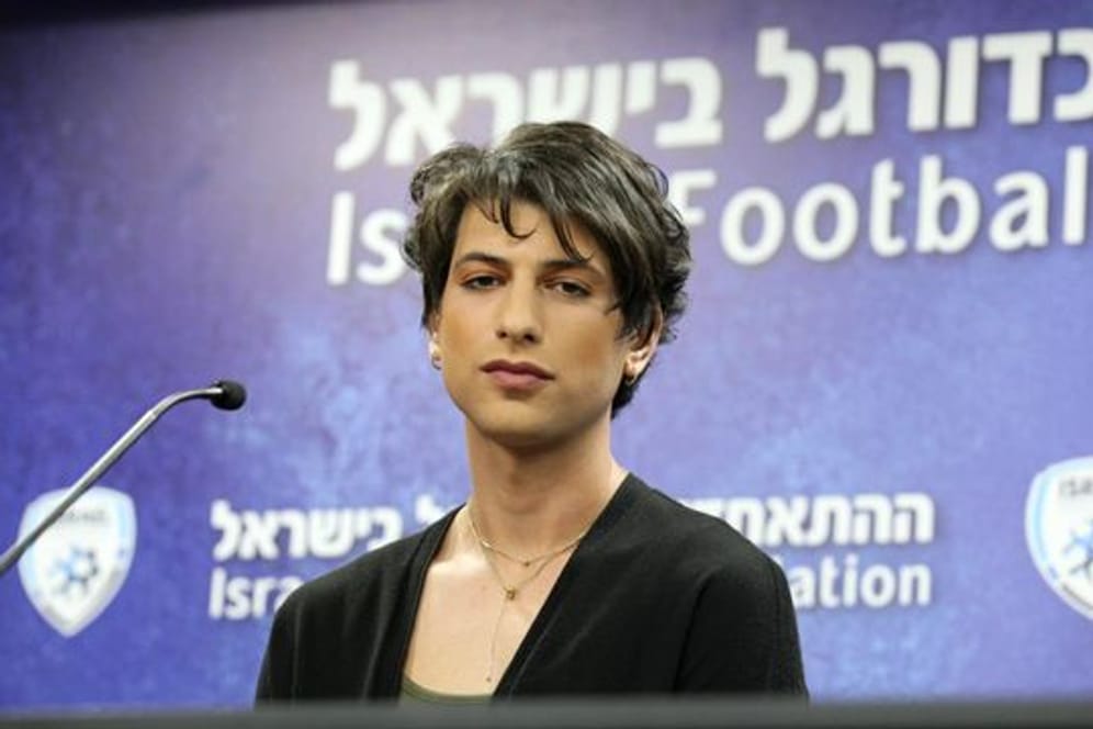 Die israelische Fußball-Schiedsrichterin Sapir Berman spricht während einer Pressekonferenz.