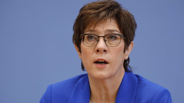 Verteidigungsministerin Annegret Kramp-Karrenbauer: Die Opposition verlangt Aufklärung nach Skandalen beim KSK.
