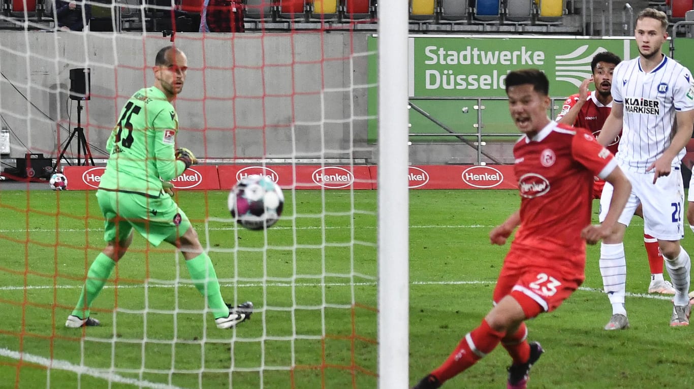 Der Ball ist im Netz: Düsseldorfs Shinta Appelkamp (vorne) dreht nach seinem Last-Minute-Siegtreffer gegen den KSC jubelnd ab.