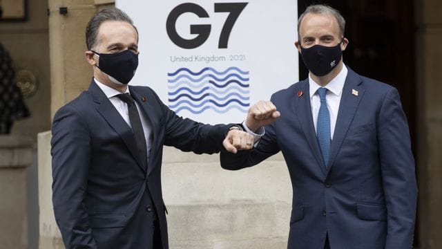 Bundesaußenminister Heiko Maas (l) wird von seinem britischen Amtskollegen Dominic Raab begrüßt. Bundesaußenminister Heiko Maas (l) wird von seinem britischen Amtskollegen Dominic Raab begrüßt.
