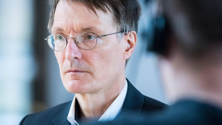 Karl Lauterbach: Der SPD-Politiker hat sich für vorsichtige Lockerungen für Geimpfte ausgesprochen.