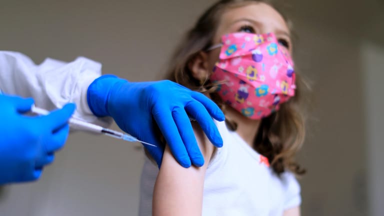 Ein Kind bekommt eine Impfung (Symbolfoto): Der Impfstoff von Biontech und Pfizer für Kinder und Jugendliche im Alter von 12 bis 15 Jahren ist in den USA zugelassen.