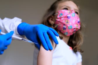 Ein Kind bekommt eine Impfung (Symbolfoto): Der Impfstoff von Biontech und Pfizer für Kinder und Jugendliche im Alter von 12 bis 15 Jahren ist in den USA zugelassen.