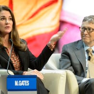 2015: Bill und Melinda Gates sprechen während einer Podiumsdiskussion auf der 45. Jahrestagung des Weltwirtschaftsforums in Davos.