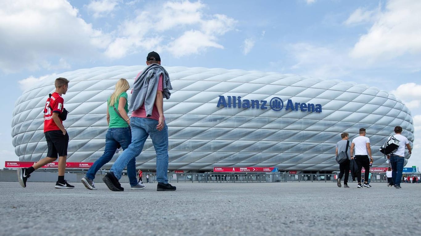 Bayern-Fans werden die Allianz Arena in Zukunft nicht mehr mit einem gedruckten Ticket betreten können.