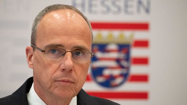 Der hessische Innenminister Peter Beuth gibt ein Statement zu den Ermittlungen im Fall "NSU 2.