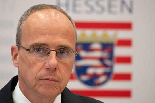 Der hessische Innenminister Peter Beuth gibt ein Statement zu den Ermittlungen im Fall "NSU 2.