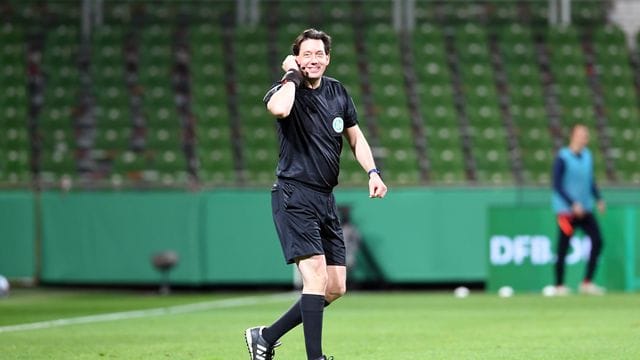 Muss nach dieser Saison seine Karriere als Bundesliga-Schiedsrichter beenden: Manuel Gräfe. Muss nach dieser Saison seine Karriere als Bundesliga-Schiedsrichter beenden: Manuel Gräfe.