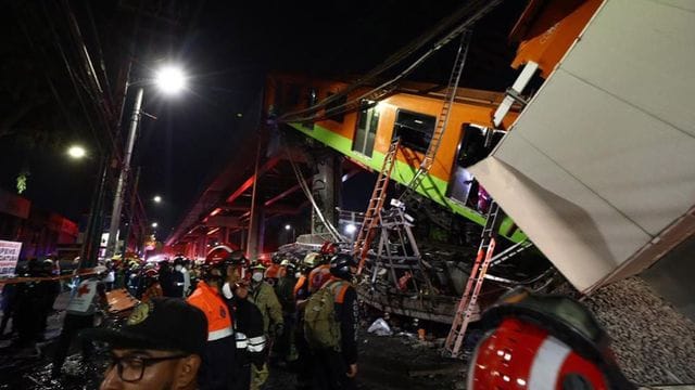 Rettungskräfte sind an der Unfallstelle in Mexikos Hauptstadt im Einsatz. Rettungskräfte sind an der Unfallstelle in Mexikos Hauptstadt im Einsatz.
