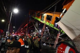 Rettungskräfte sind an der Unfallstelle in Mexikos Hauptstadt im Einsatz.