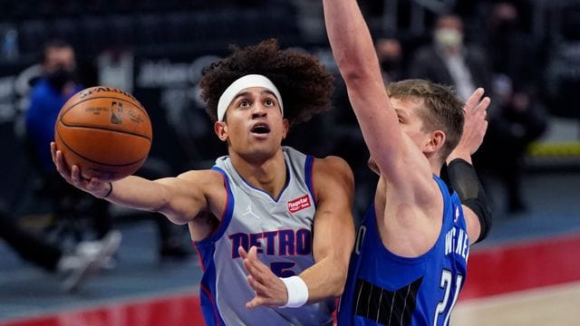 Moritz Wagner (r) verteidigt gegen Frank Jackson von den Detroit Pistons. Moritz Wagner (r) verteidigt gegen Frank Jackson von den Detroit Pistons.