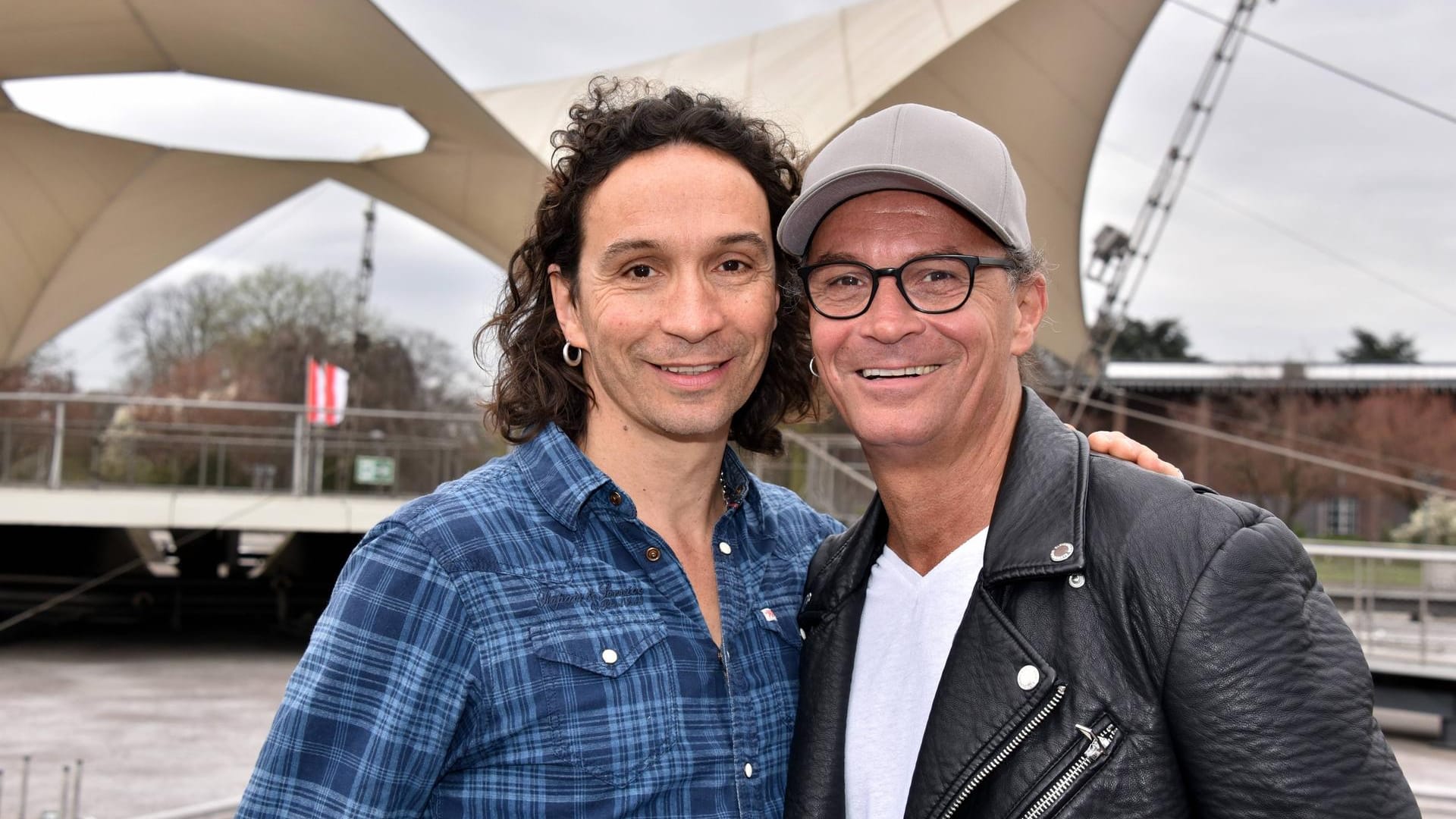 Stephan und Peter Brings stehen am Kölner Tanzbrunnen (Archivbild): Die Brüder und ihre Kollegen der Kölschrock-Band "Brings" machen sich stark für Gleichbehandlung und mehr menschliches Miteinander in der katholischen Kirche.