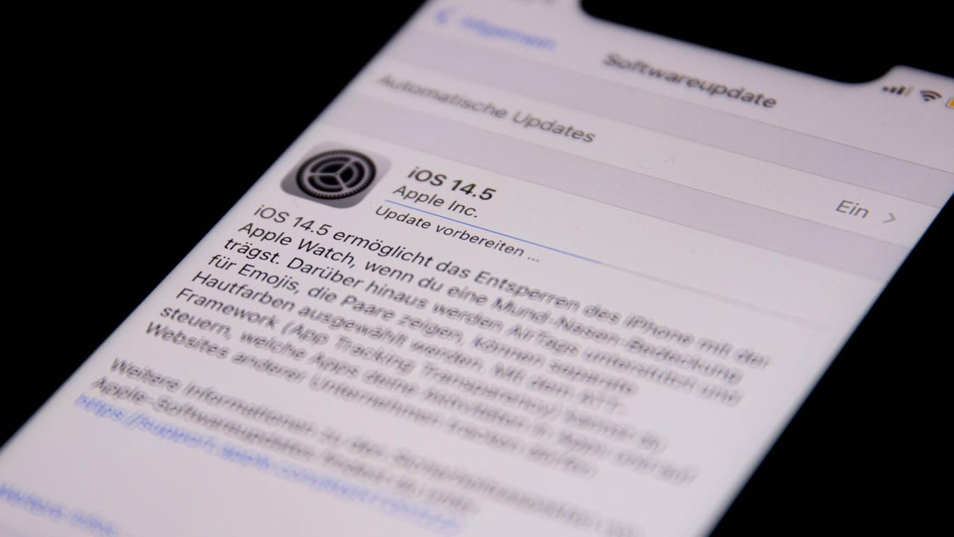 Ein iPhone installiert iOS 14.5: Kurz nach dem Release müssen die ersten Fehler behoben werden.