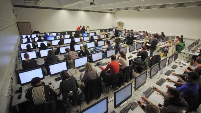 Die mit der Digitalisierung immer schneller wachsende Fülle an Informationsquellen im Internet kann Schülerinnen und Schüler aus Sicht der Stiftung Lesen vor große Herausforderungen stellen.