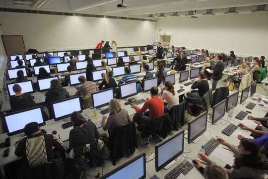 Die mit der Digitalisierung immer schneller wachsende Fülle an Informationsquellen im Internet kann Schülerinnen und Schüler aus Sicht der Stiftung Lesen vor große Herausforderungen stellen.