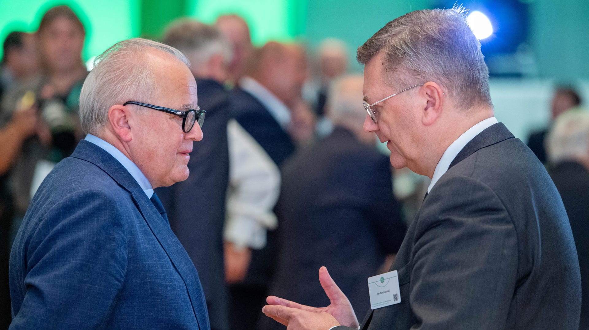 Fritz Kellers Vorgänger Reinhard Grindel (r.) trat im April 2019 zurück.