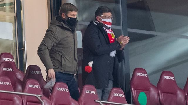 Vorstandschef Thomas Hitzlsperger (l) zusammen mit VfB-Präsident Claus Vogt auf der Stadiontribüne in Stuttgart. Vorstandschef Thomas Hitzlsperger (l) zusammen mit VfB-Präsident Claus Vogt auf der Stadiontribüne in Stuttgart.