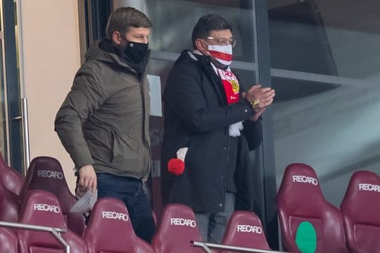 Vorstandschef Thomas Hitzlsperger (l) zusammen mit VfB-Präsident Claus Vogt auf der Stadiontribüne in Stuttgart.