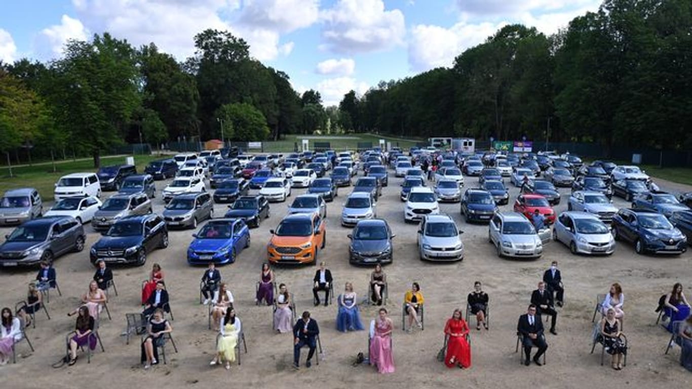 Schülerinnen und Schüler der Abschlussklasse der Bergschule Apolda bei der Abiturfeier 2020 in einem Autokino.