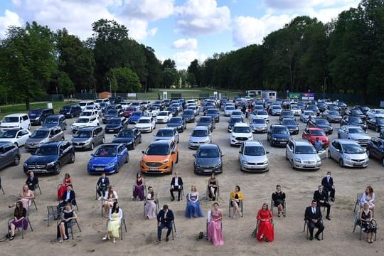 Schülerinnen und Schüler der Abschlussklasse der Bergschule Apolda bei der Abiturfeier 2020 in einem Autokino.