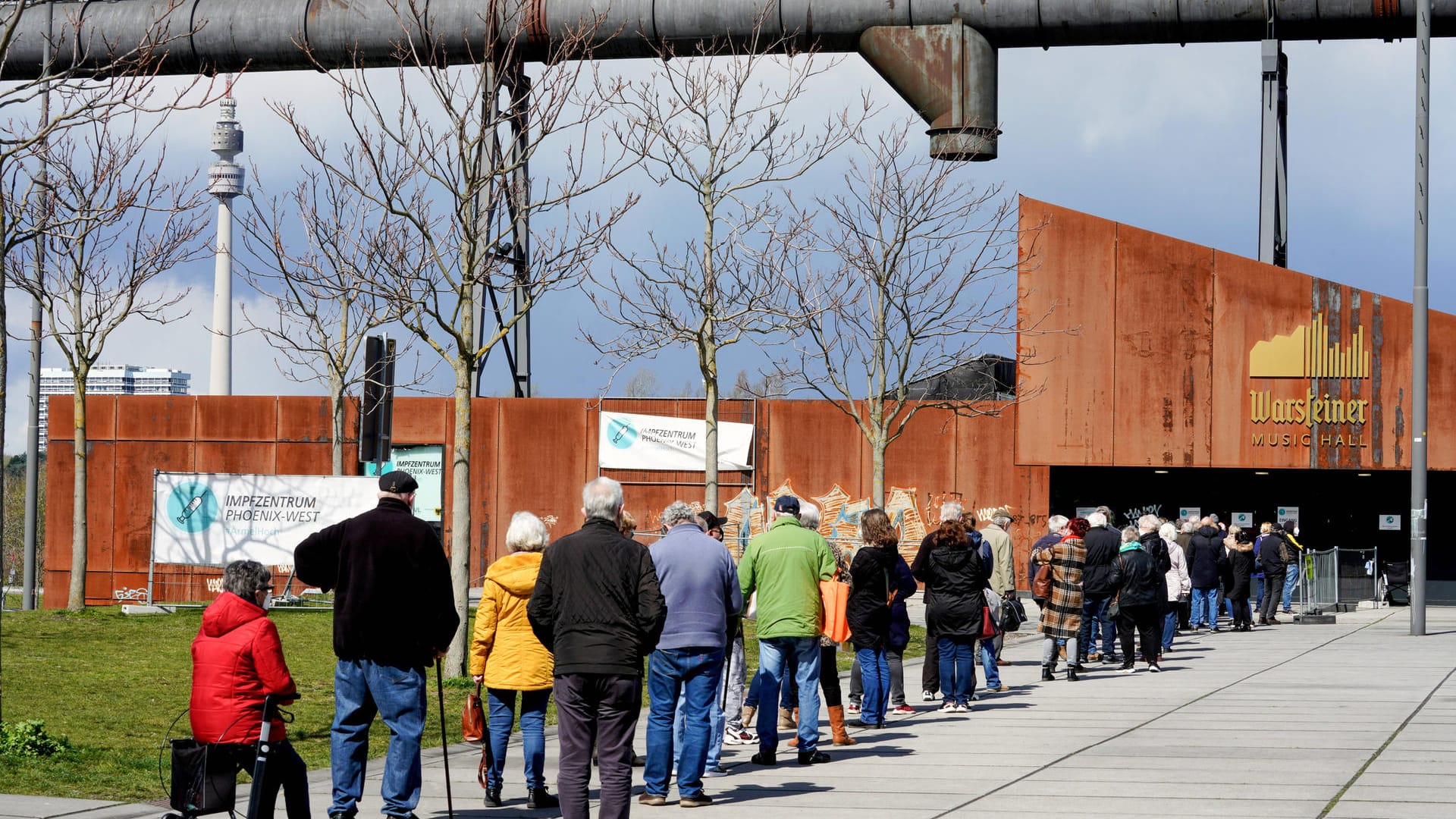 Warteschlange vor dem Corona-Impfzentrum in Dortmund: Über 60-Jährige können sich bei einer Sonderaktion mit dem Astrazeneca-Vakzin impfen lassen. Warteschlange vor dem Corona-Impfzentrum in Dortmund: Über 60-Jährige können sich bei einer Sonderaktion mit dem Astrazeneca-Vakzin impfen lassen.