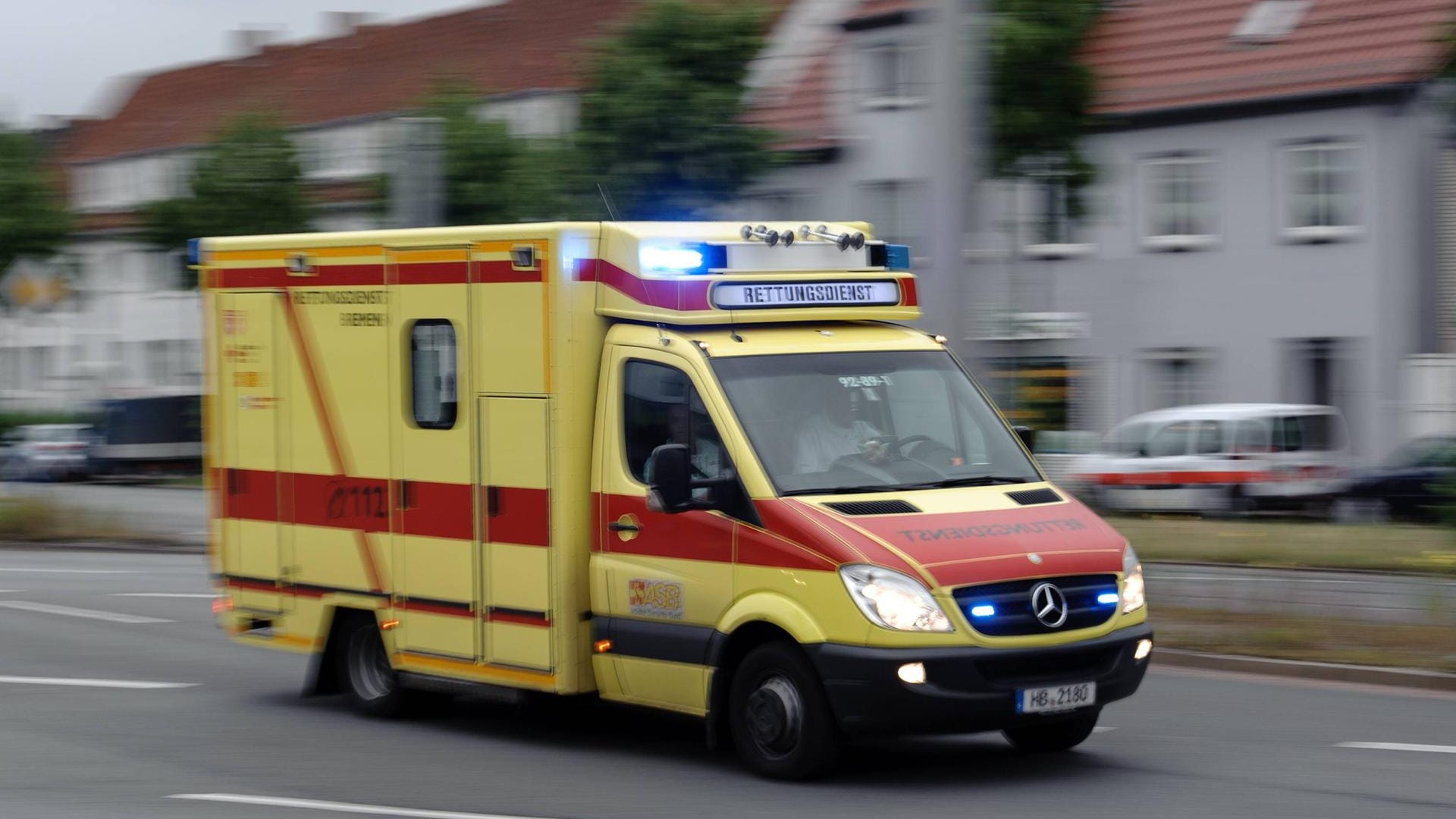 Ein Rettungswagen im Einsatz (Symbolbild): Zeugen versorgten den schwerverletzten Mann nach dem Unfall. Ein Rettungswagen im Einsatz (Symbolbild): Zeugen versorgten den schwerverletzten Mann nach dem Unfall.