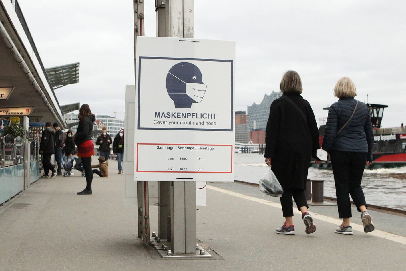 Der Hafen in Hamburg: Die Hansestadt hat eine Sieben-Tage-Inzidenz von unter 100.