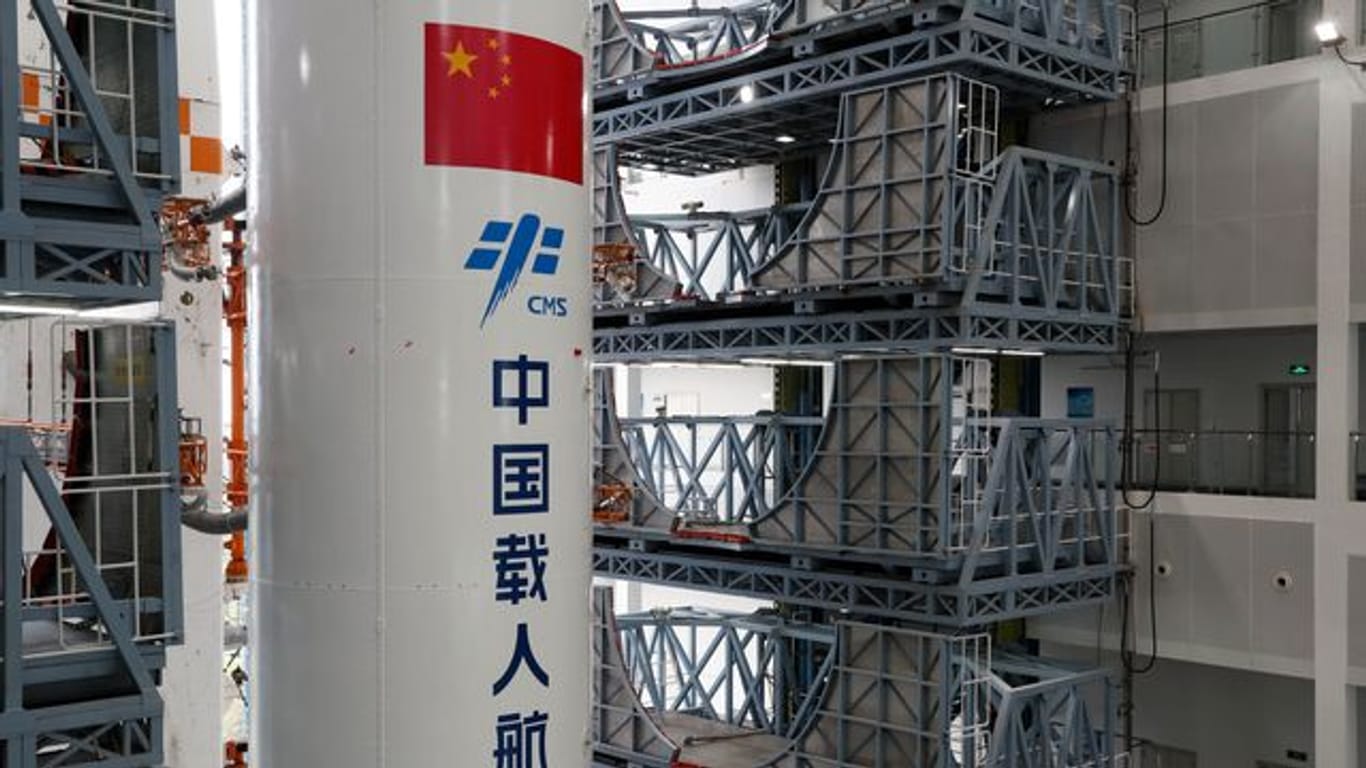 Die Kombination aus dem Kernmodul "Tianhe" der chinesischen Raumstation und der Langer-Marsch-5B-Y2-Rakete wird zum Startbereich der Wenchang Spacecraft Launch Site in der südchinesischen Provinz Hainan transportiert.