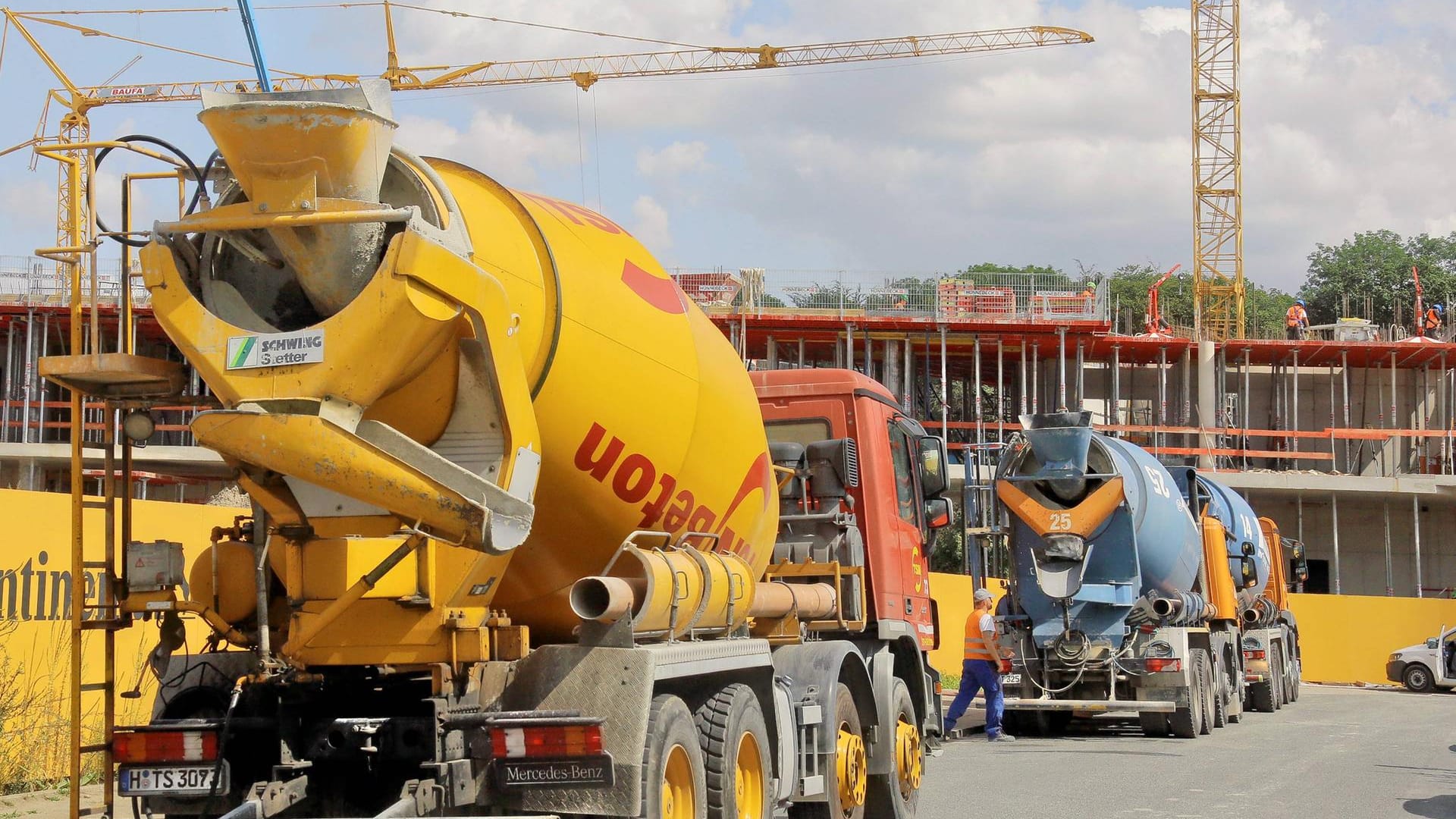 Betonmischer (Symbolbild): Ein Mann in Bayern wollte einen Betonmischer reinigen, als dieser plötzlich anging und ihn tötete. Betonmischer (Symbolbild): Ein Mann in Bayern wollte einen Betonmischer reinigen, als dieser plötzlich anging und ihn tötete.