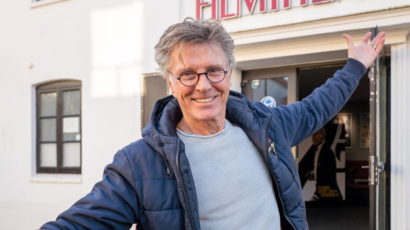 Neue Projekt für Ex-"Traumschiff"-Star: Nick Wilder vor dem Filmtheater in Burg auf Fehmarn.