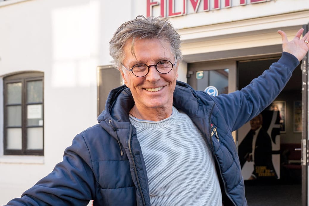 Neue Projekt für Ex-"Traumschiff"-Star: Nick Wilder vor dem Filmtheater in Burg auf Fehmarn.